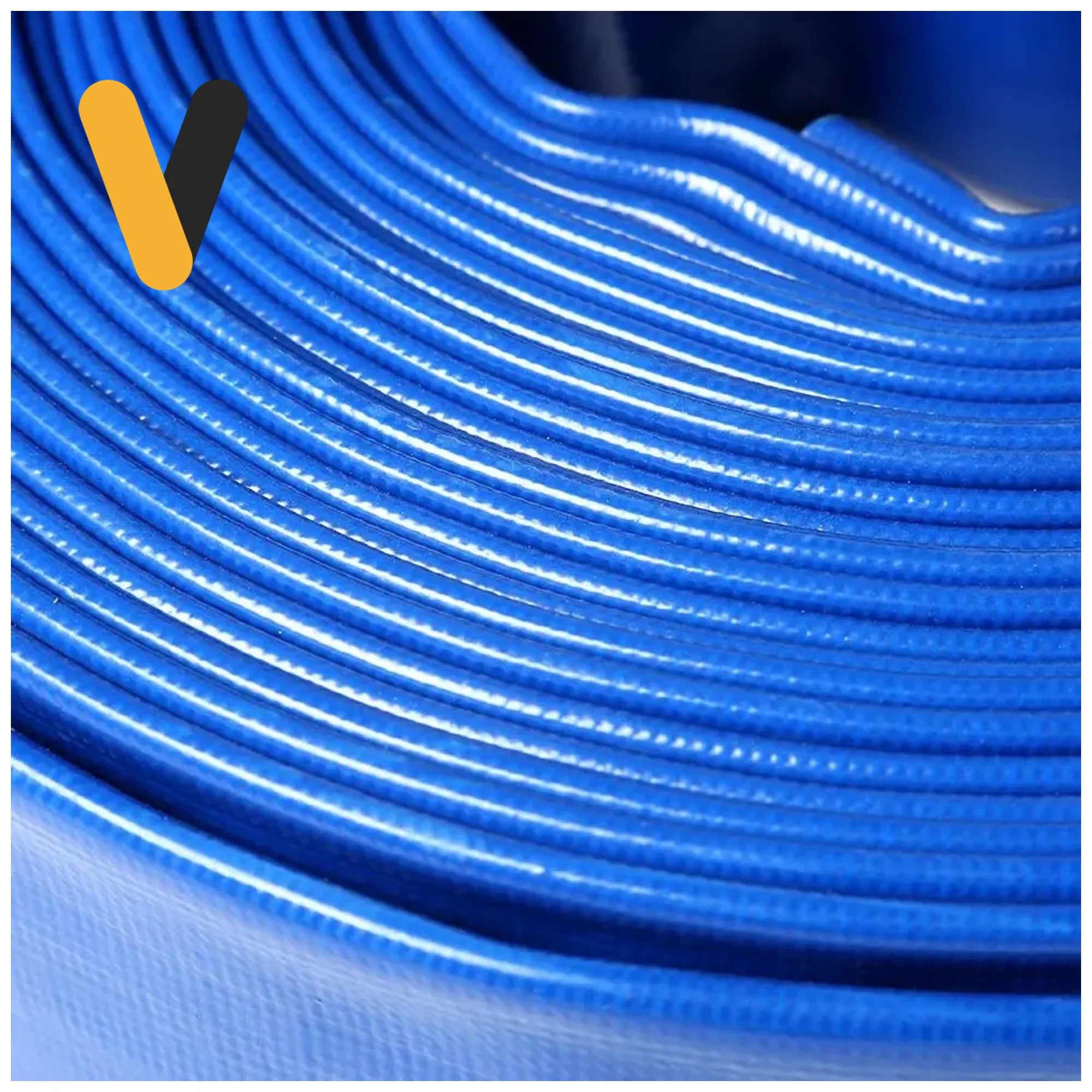 Detalle de la manguera layflat azul de PVC con refuerzo textil